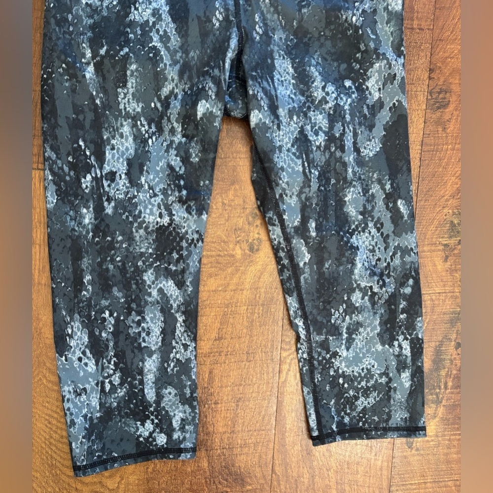 Alo Airbrush Python Snake Print Cropped Women’s L… - image 4